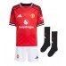 Camiseta Manchester United Rasmus Hojlund #9 Primera Equipación Replica 2025-26 para niños mangas cortas (+ Pantalones cortos)